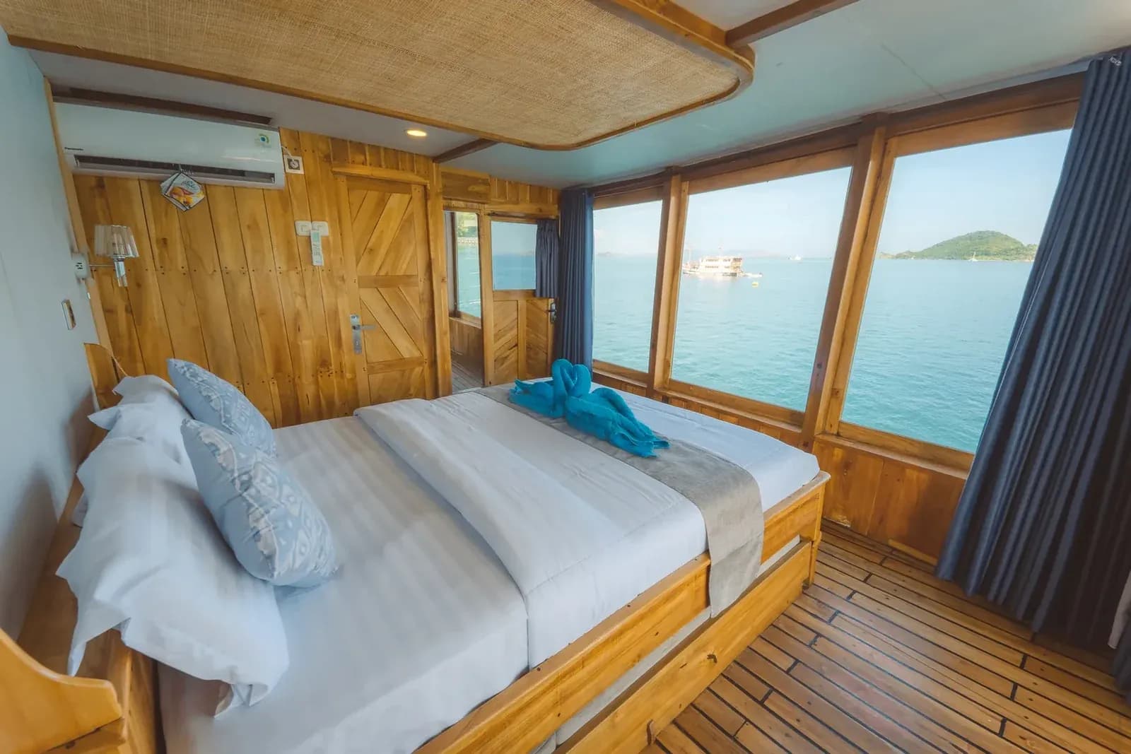 Master Cabin - Kabin Kapal Phinisi Komodo Labuan Bajo