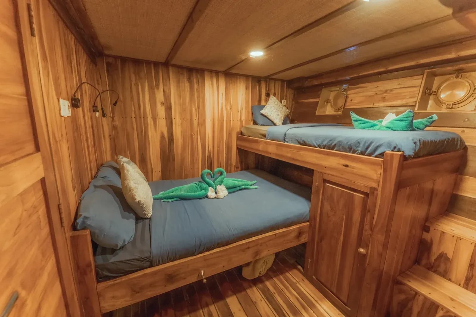 Superior Cabin - Kabin Kapal Phinisi Komodo Labuan Bajo