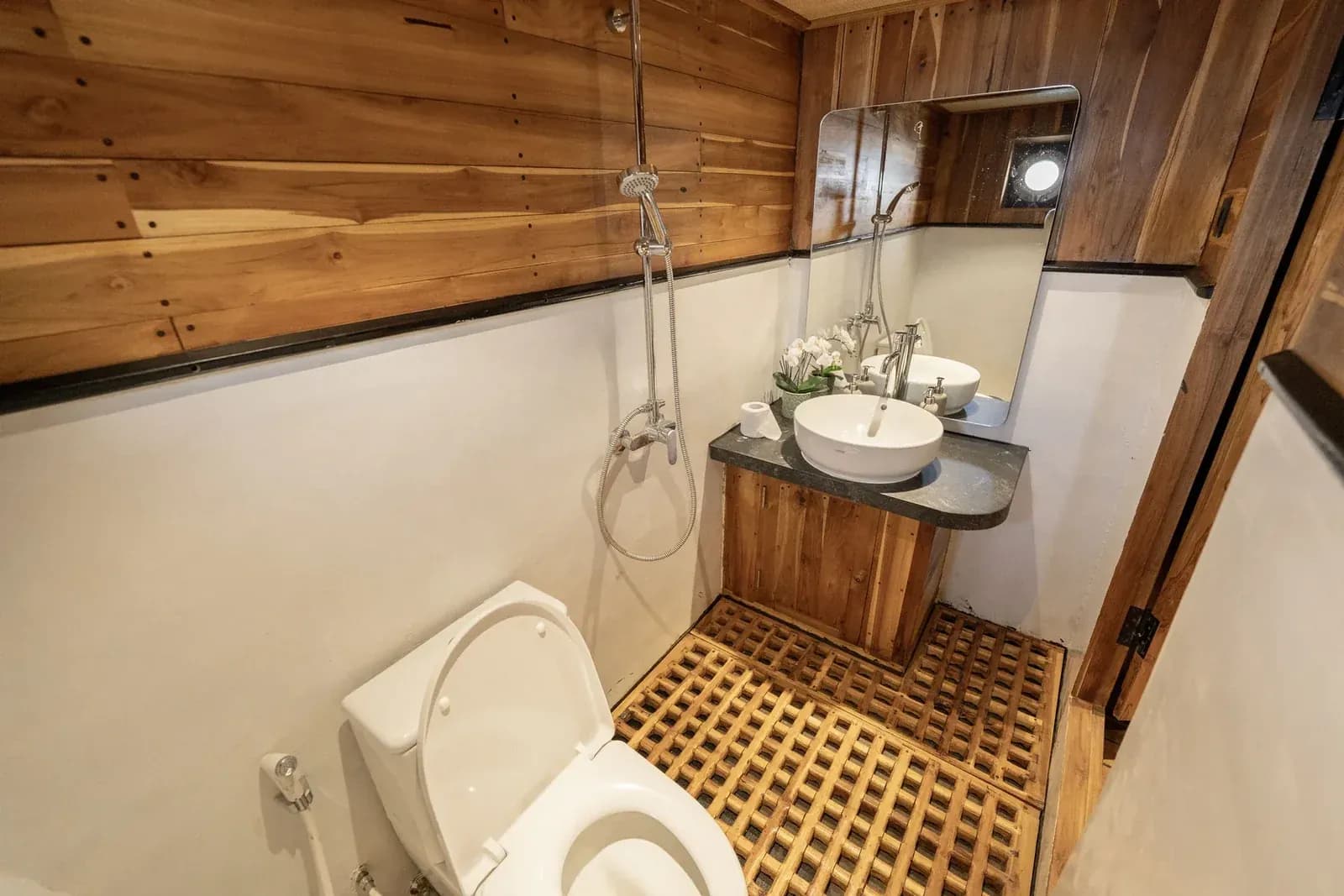 Superior Cabin - Camarote del barco Phinisi Komodo Labuan Bajo
