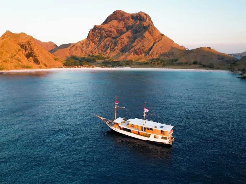 Privatcharter – Lita Pratiwi - Privatcharter – Lita Pratiwi - Full Day Tour Komodo