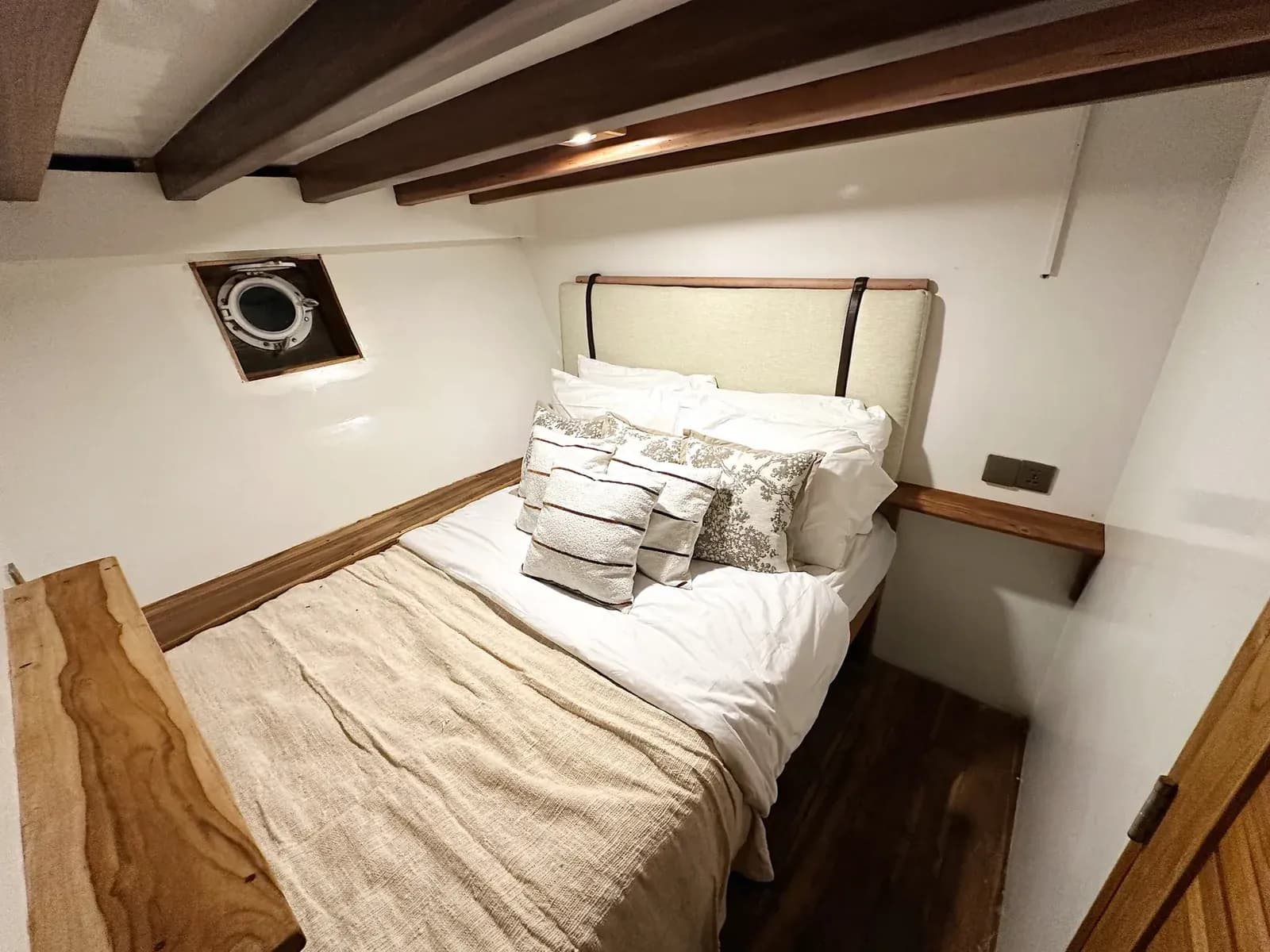 Isla Cabin - Kabin Kapal Phinisi Komodo Labuan Bajo