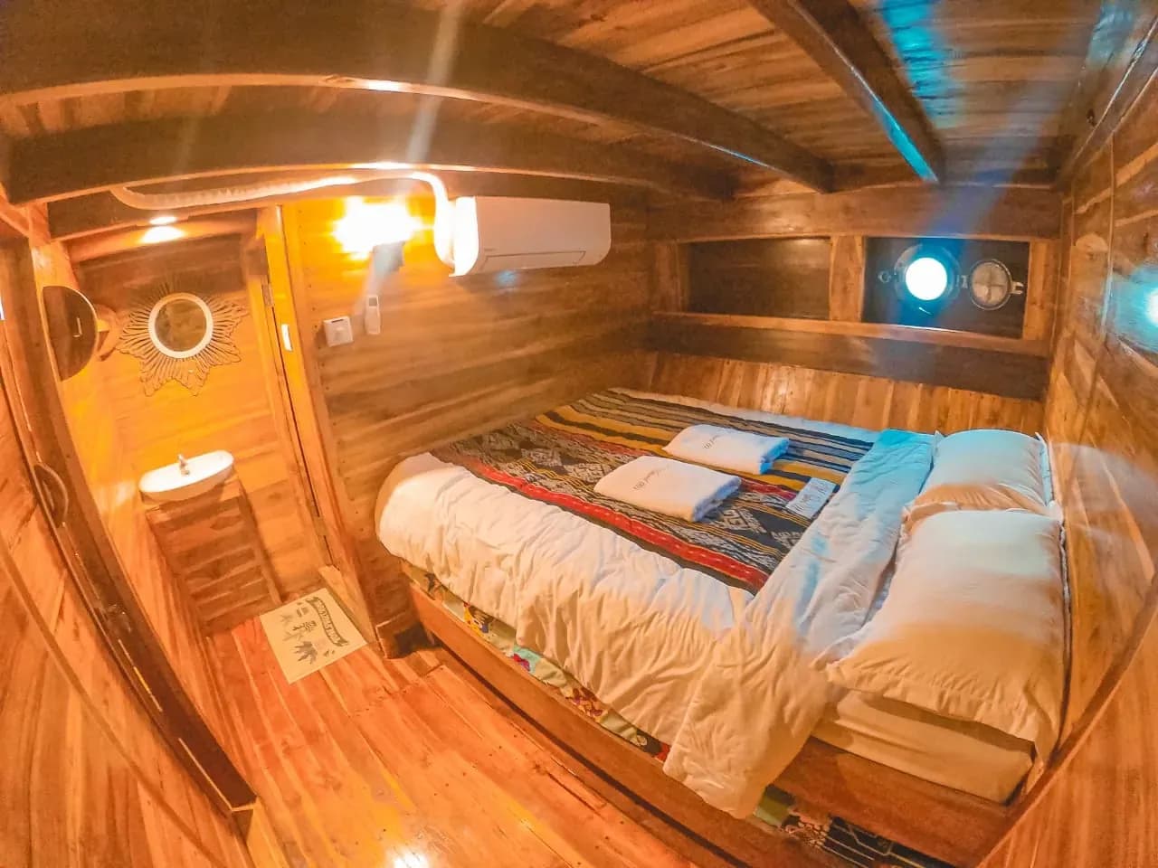 Deluxe Cabin - Kabin Kapal Phinisi Komodo Labuan Bajo