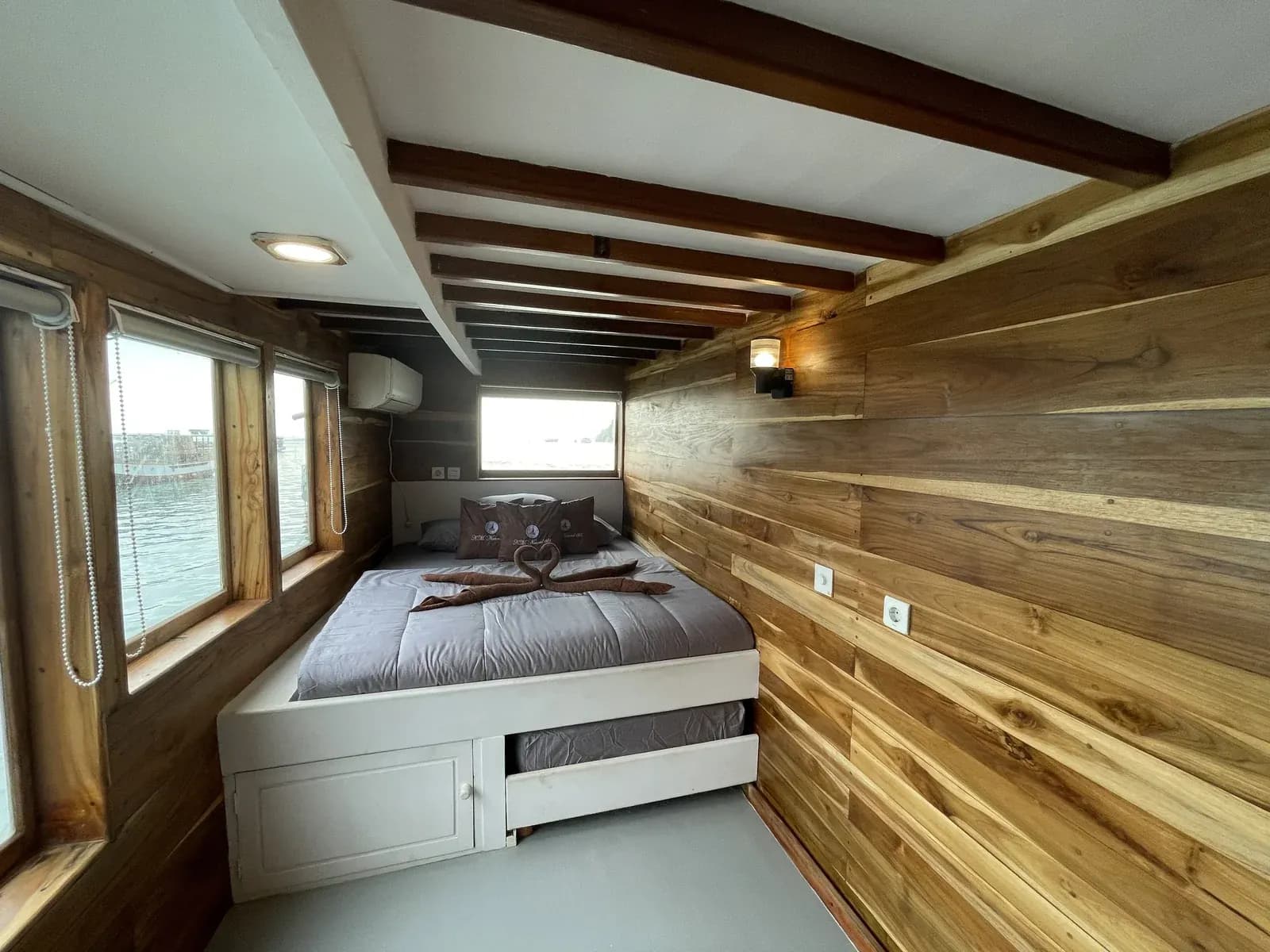 Suite Cabin - Kabin Kapal Phinisi Komodo Labuan Bajo