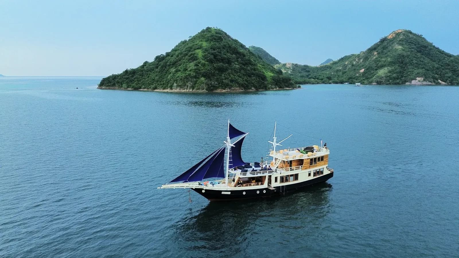 Sewa Privat – Natural - Paket Wisata Komodo Labuan Bajo Phinisi Boat Tour