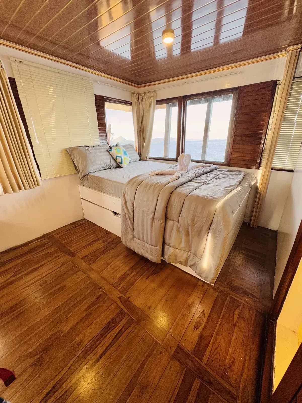 Papua Cabin - Kabin Kapal Phinisi Komodo Labuan Bajo
