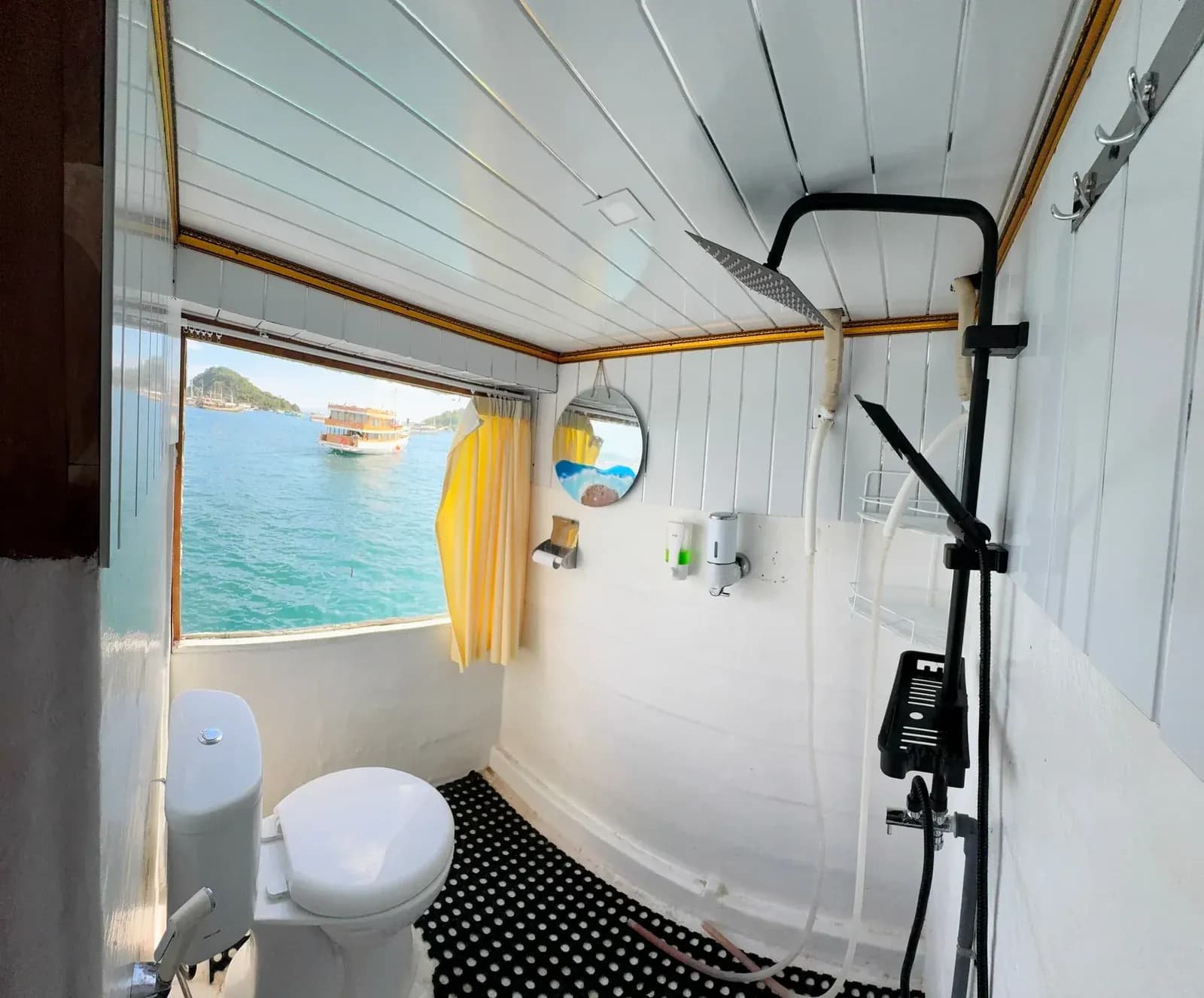 Sumbawa Cabin - Kabin Kapal Phinisi Komodo Labuan Bajo