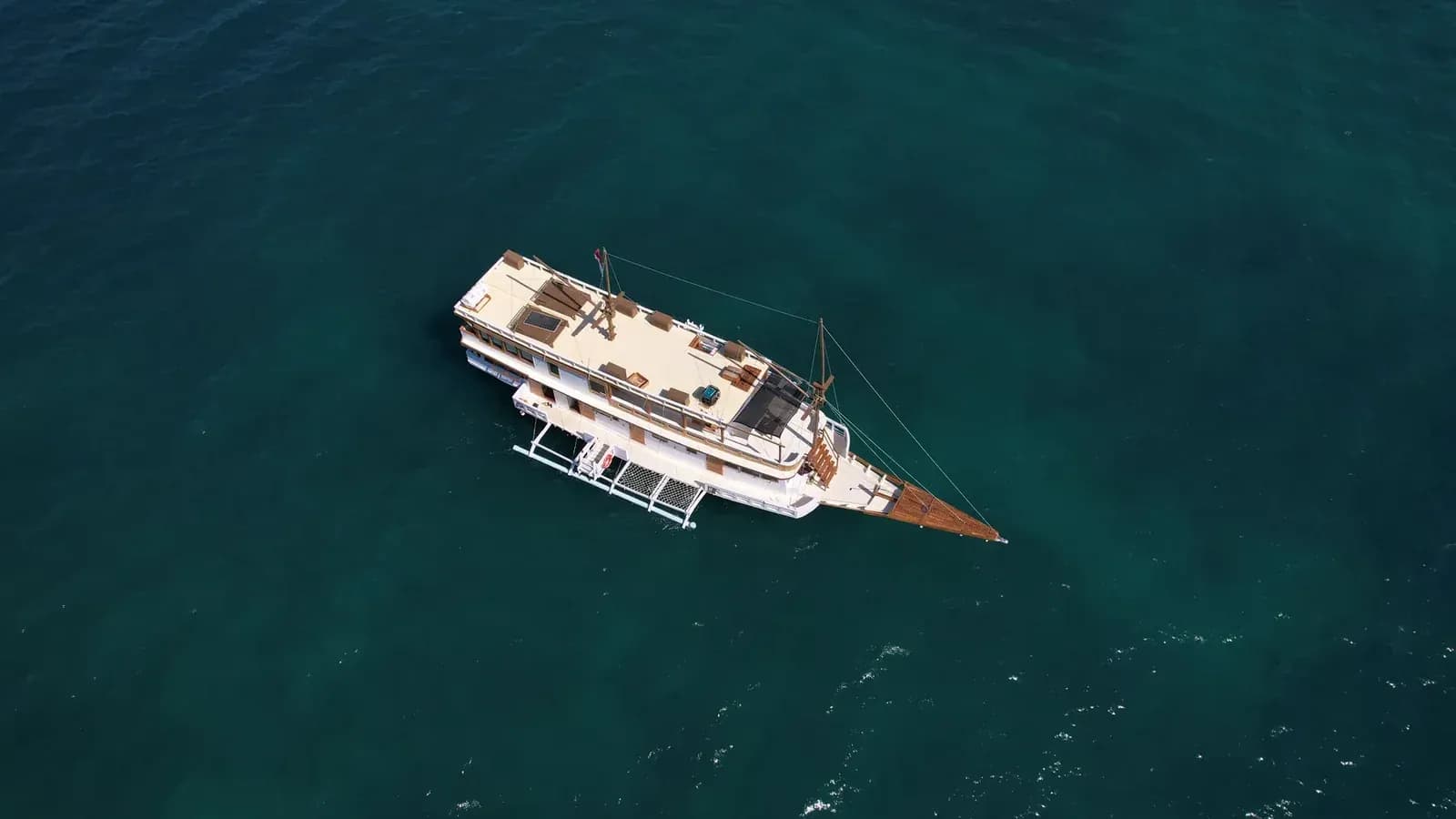 Privatcharter – Raja Bintang 1 - Privatcharter – Raja Bintang 1 - Full Day Tour Komodo