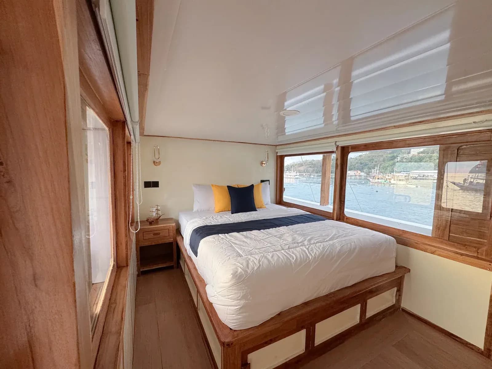 Earth Cabin - Komodo Labuan Bajo Phinisi Boat Cabin