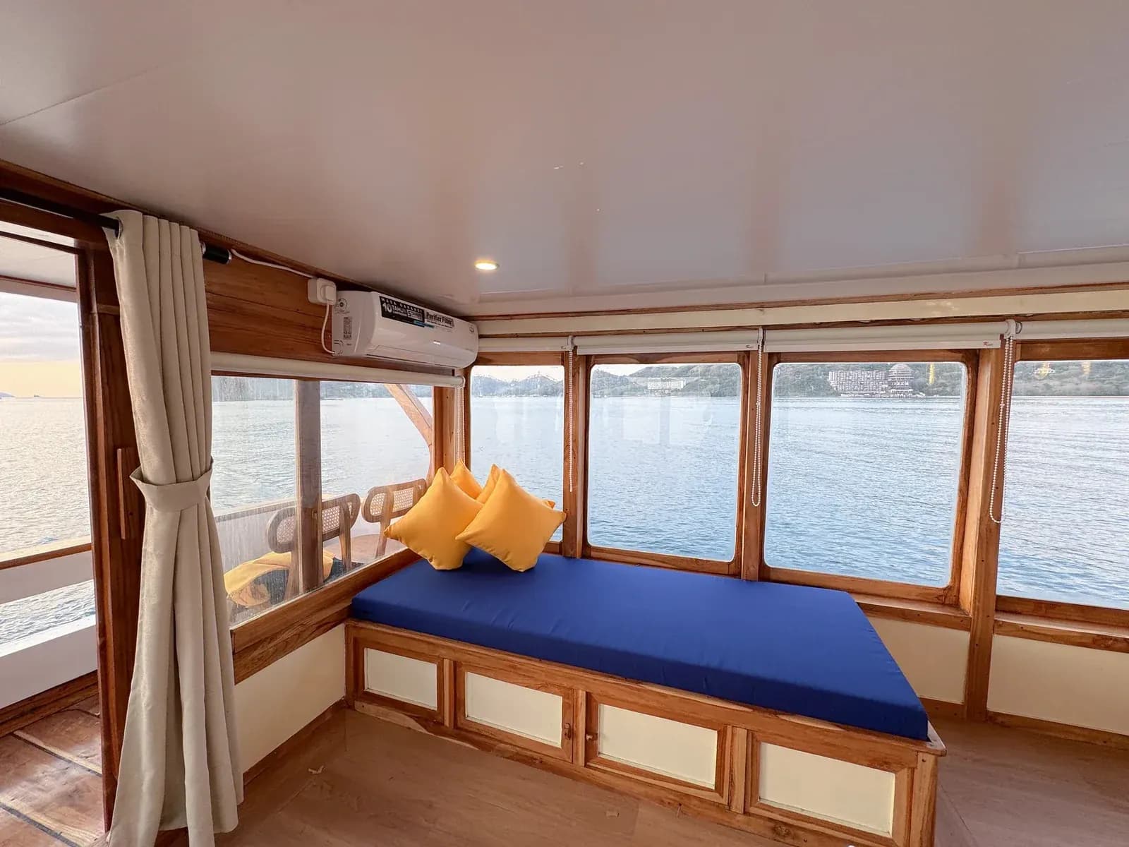 Deluxe  Cabin - Komodo Labuan Bajo Phinisi Boat Cabin