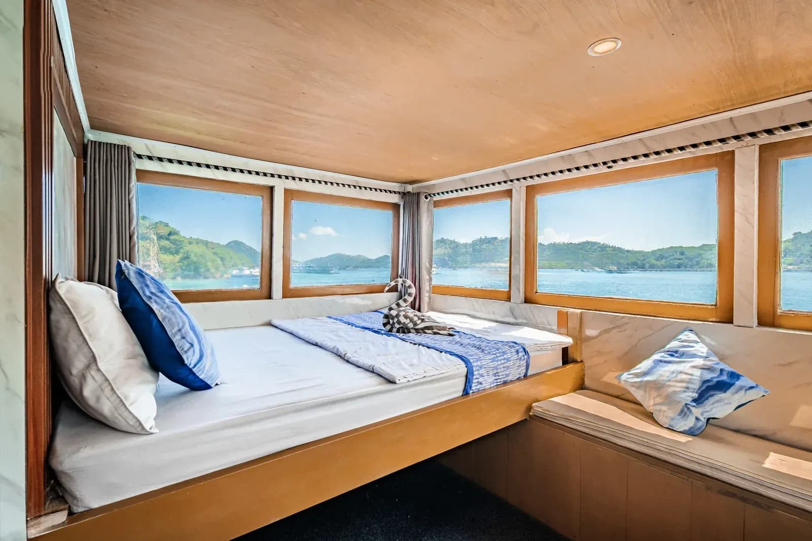 Master Cabin 1 - Komodo Labuan Bajo Phinisi Boat Cabin
