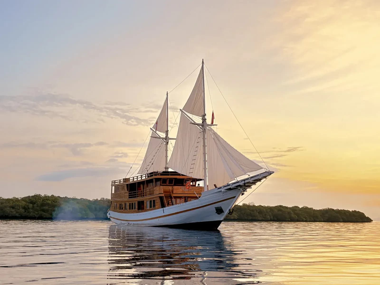 Privatcharter – Sundari Voyages - Privatcharter – Sundari Voyages - Full Day Tour Komodo