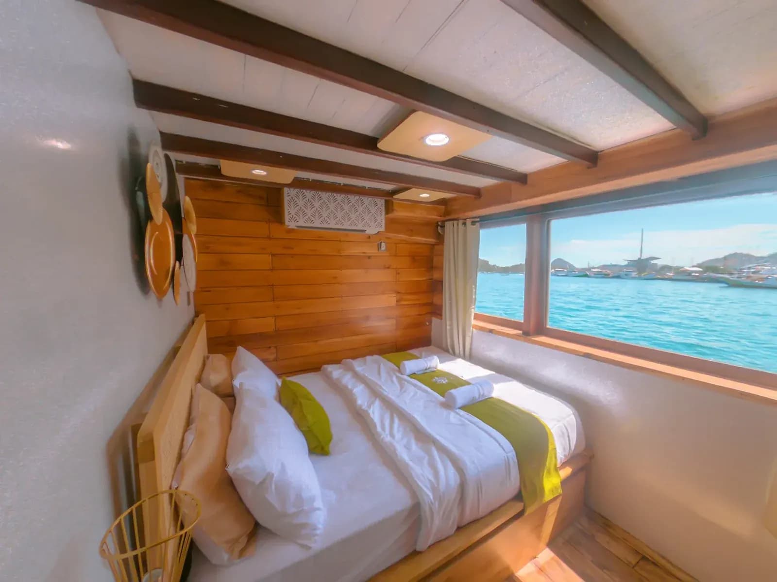 Deluxe Cabin - Kabin Kapal Phinisi Komodo Labuan Bajo
