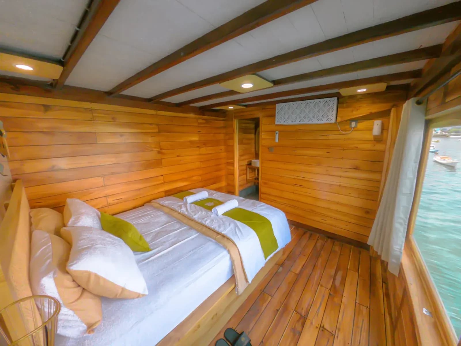 Signature Cabin - Kabin Kapal Phinisi Komodo Labuan Bajo