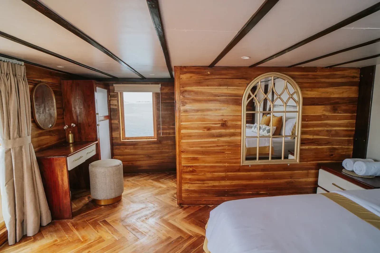 Master Suite Cabin - Komodo Labuan Bajo Phinisi Boat Cabin