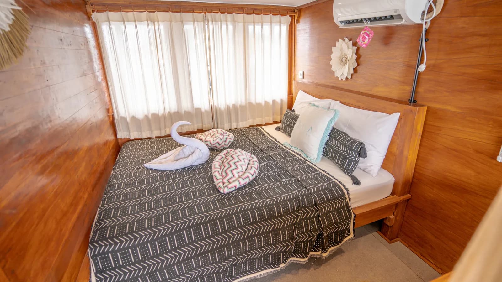 Deluxe Cabin - Kabin Kapal Phinisi Komodo Labuan Bajo