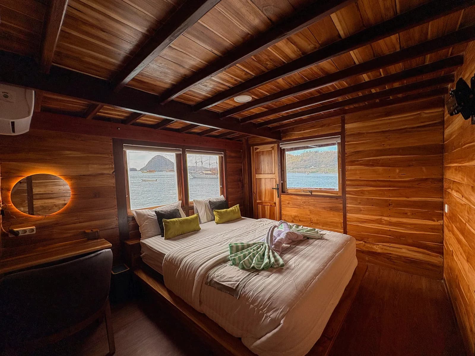 Master Cabin - Kabin Kapal Phinisi Komodo Labuan Bajo