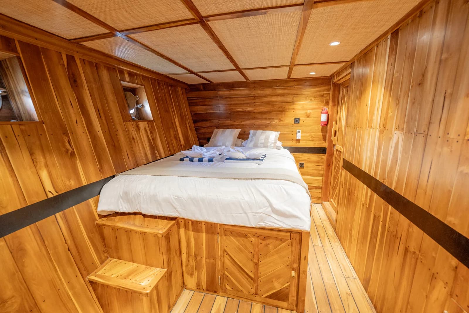 Superior Cabin - Kabin Kapal Phinisi Komodo Labuan Bajo