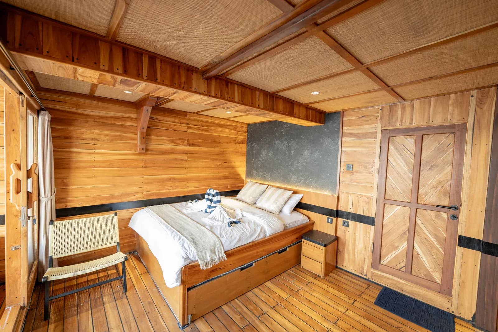 Master Cabin - Kabin Kapal Phinisi Komodo Labuan Bajo