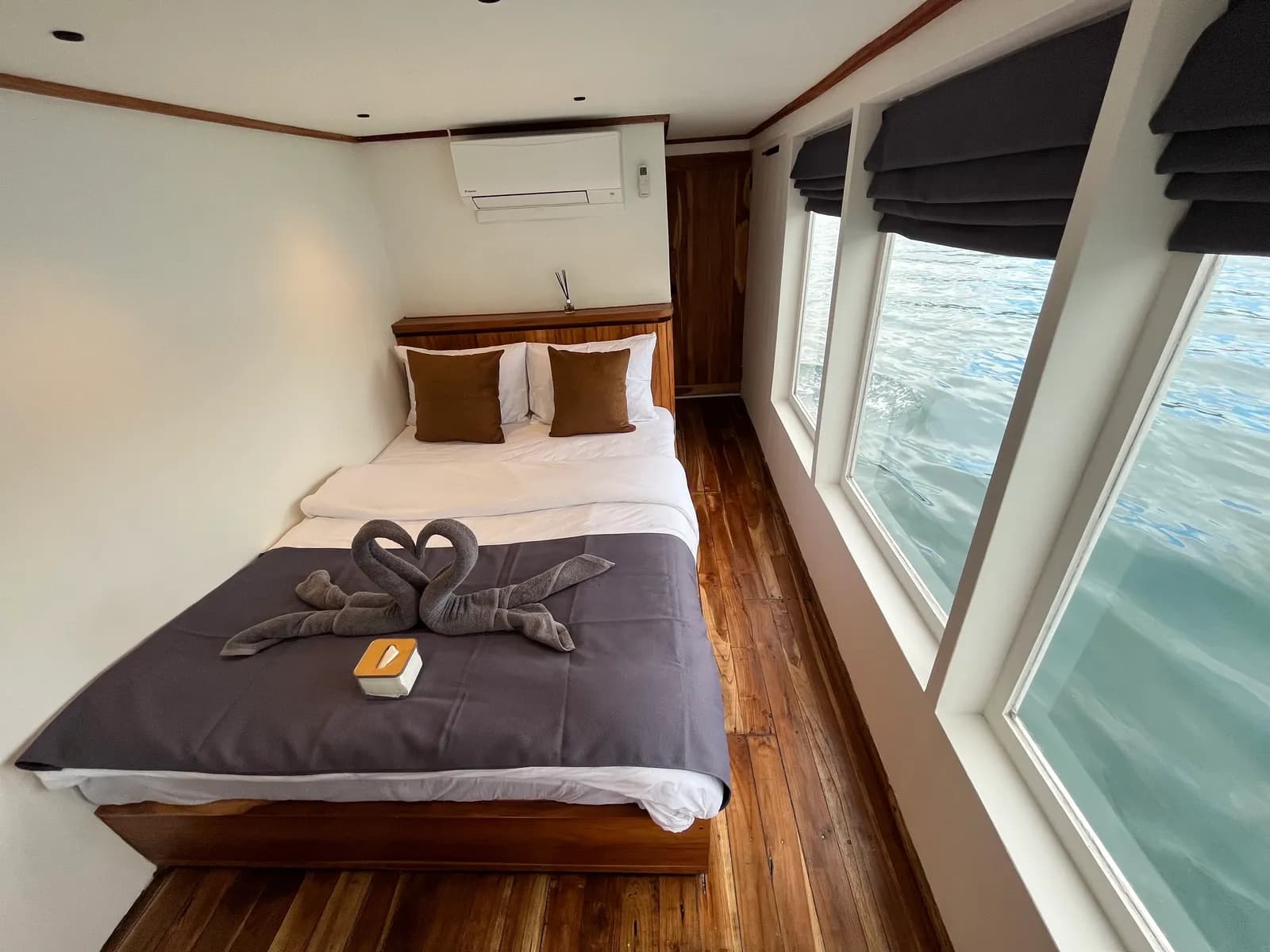 Master Cabin - Komodo Labuan Bajo Phinisi Boat Cabin