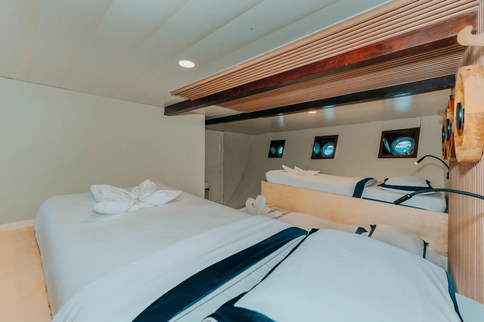 Alor Cabin - Каюта на лодке Пиниси Комодо Лабуан-Баджо