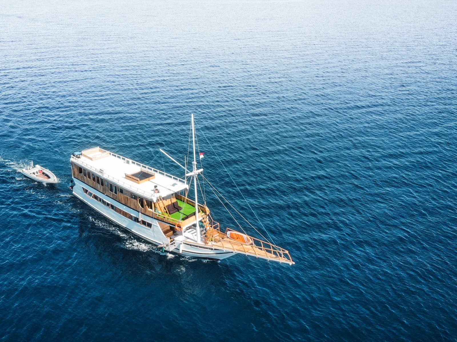 Sewa Privat – Yukai - Paket Wisata Komodo Labuan Bajo Phinisi Boat Tour