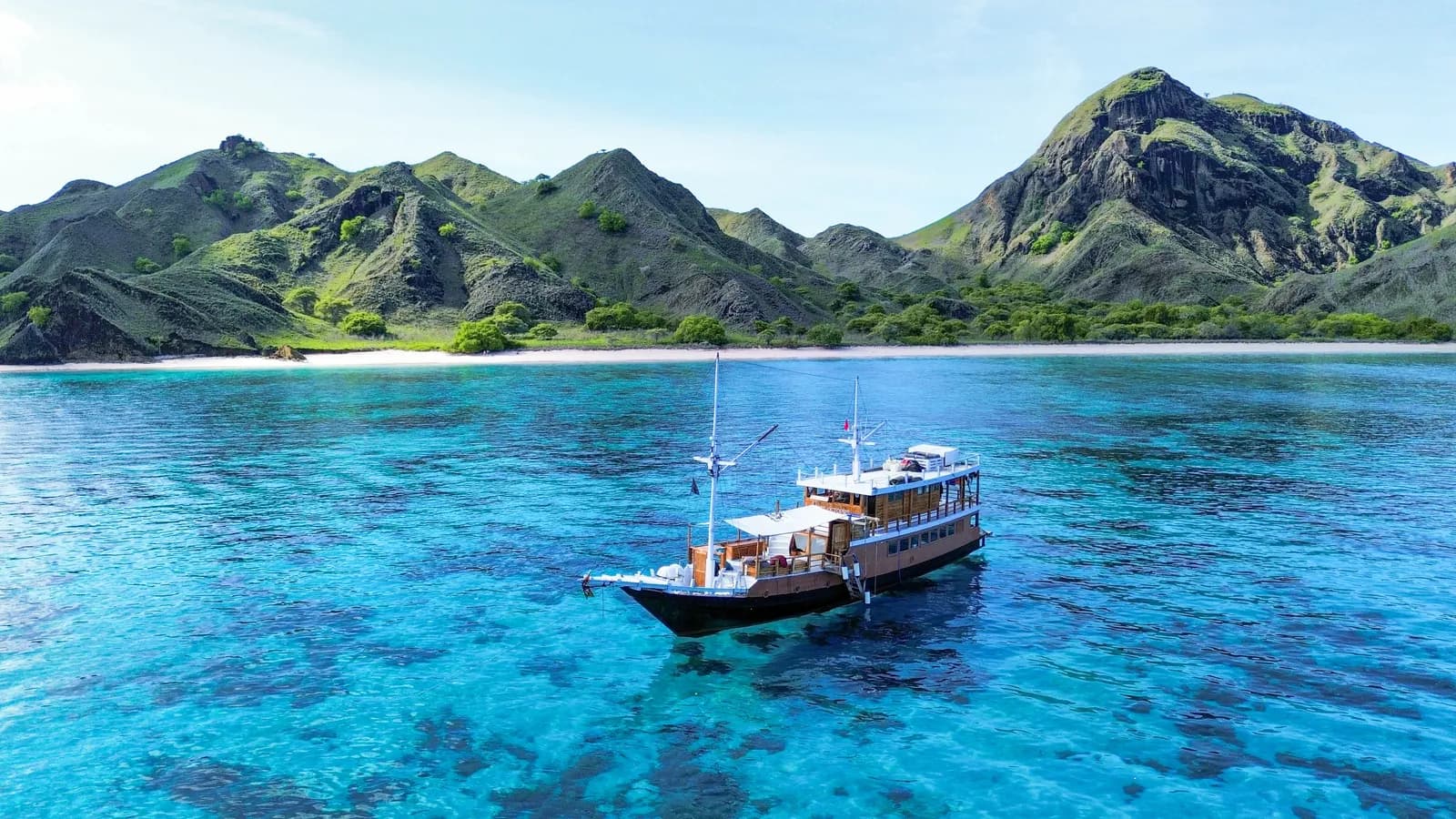 Komodo Tour 2H1M - Octopus Phinisi - Paket Wisata Komodo Labuan Bajo Phinisi Boat Tour