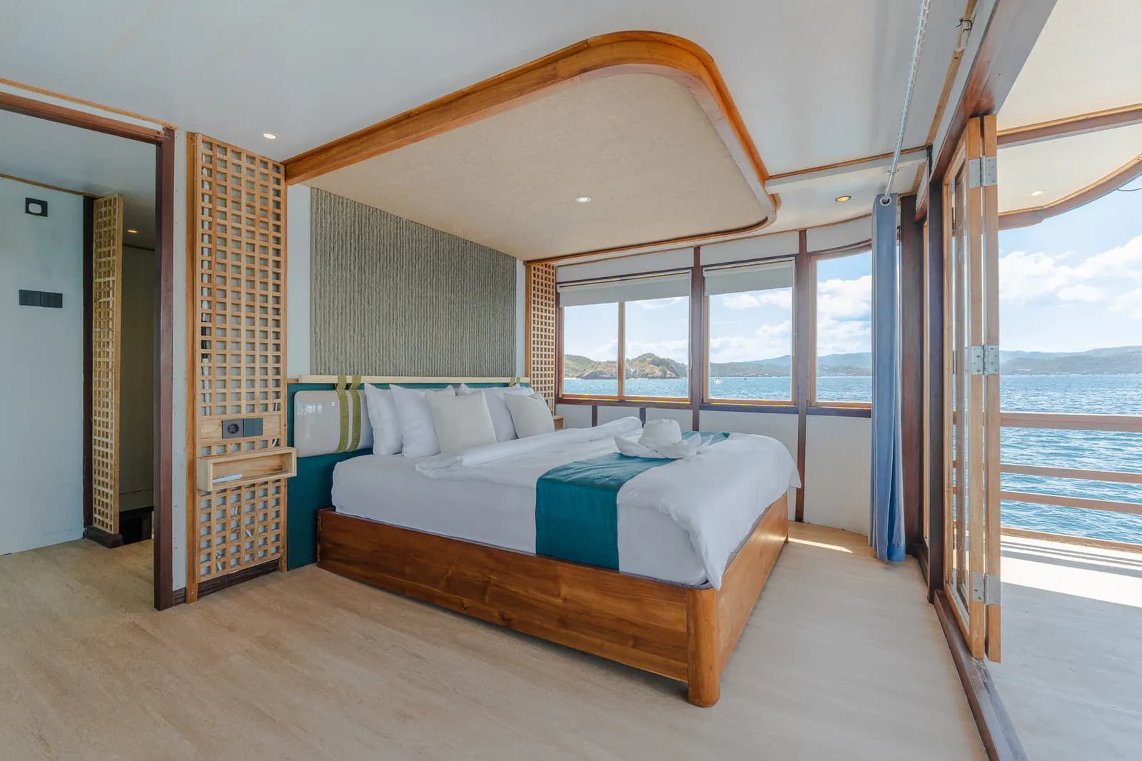 Royal Cabin - Kabin Kapal Phinisi Komodo Labuan Bajo