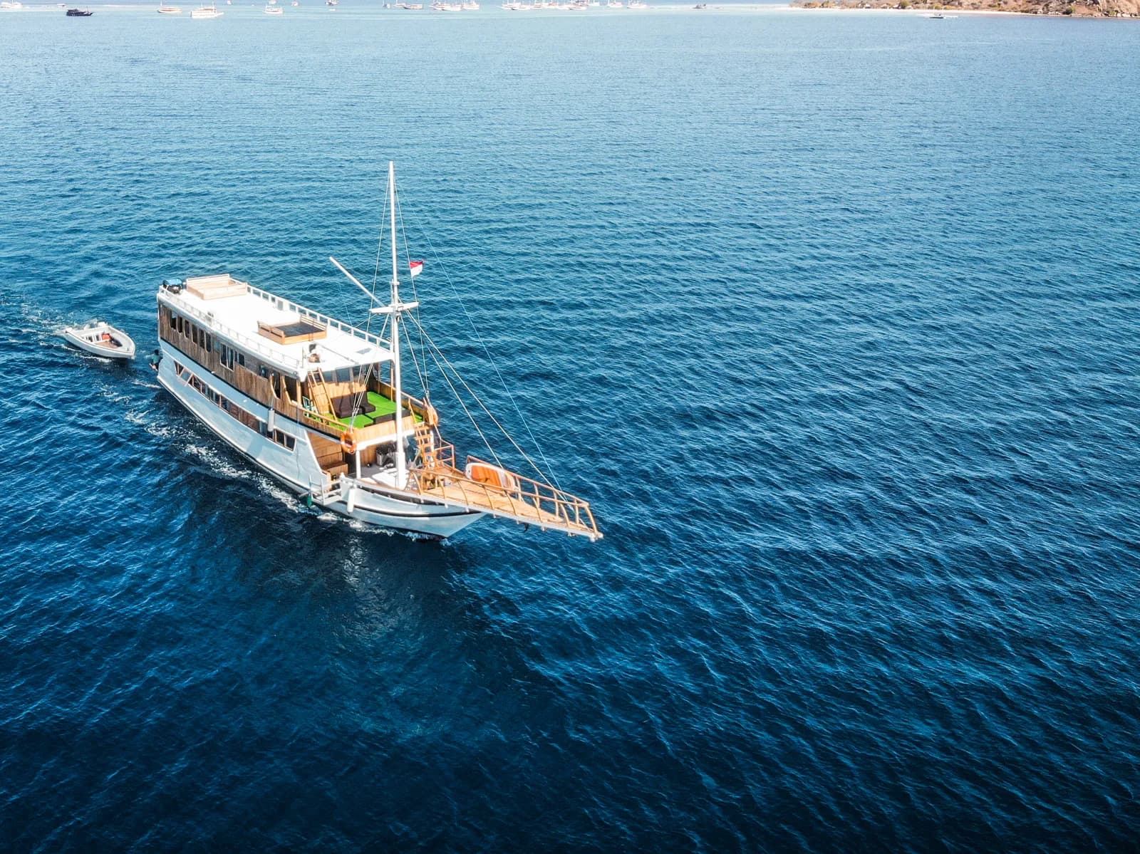Komodo Tour 3H2M - Yukai Phinisi - Paket Wisata Komodo Labuan Bajo Phinisi Boat Tour