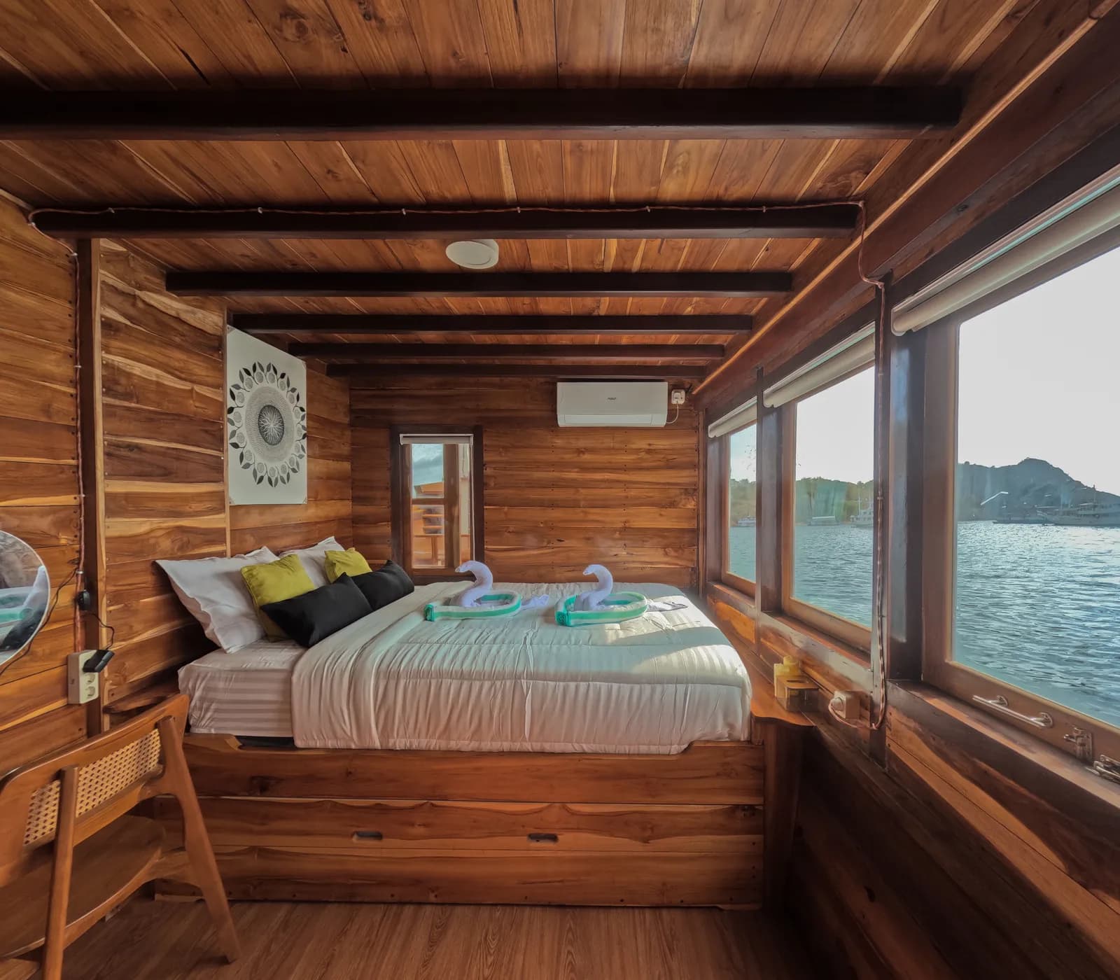 Deluxe Cabin - Kabin Kapal Phinisi Komodo Labuan Bajo