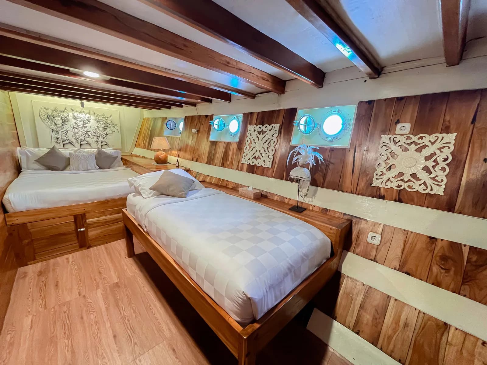 Balinese Cabin - Каюта на лодке Пиниси Комодо Лабуан-Баджо