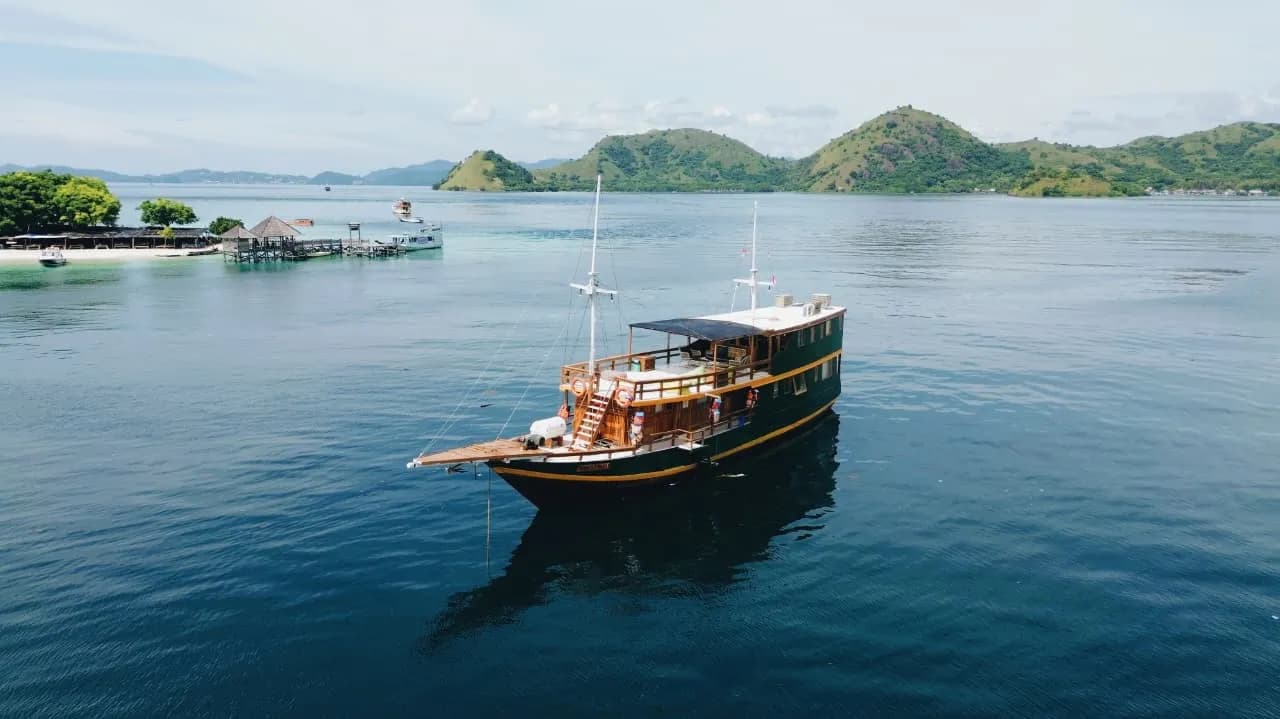 Komodo Tour 2D1N - Dahayu Phinisi - Komodo Labuan Bajo Phinisi Boat Tour Package