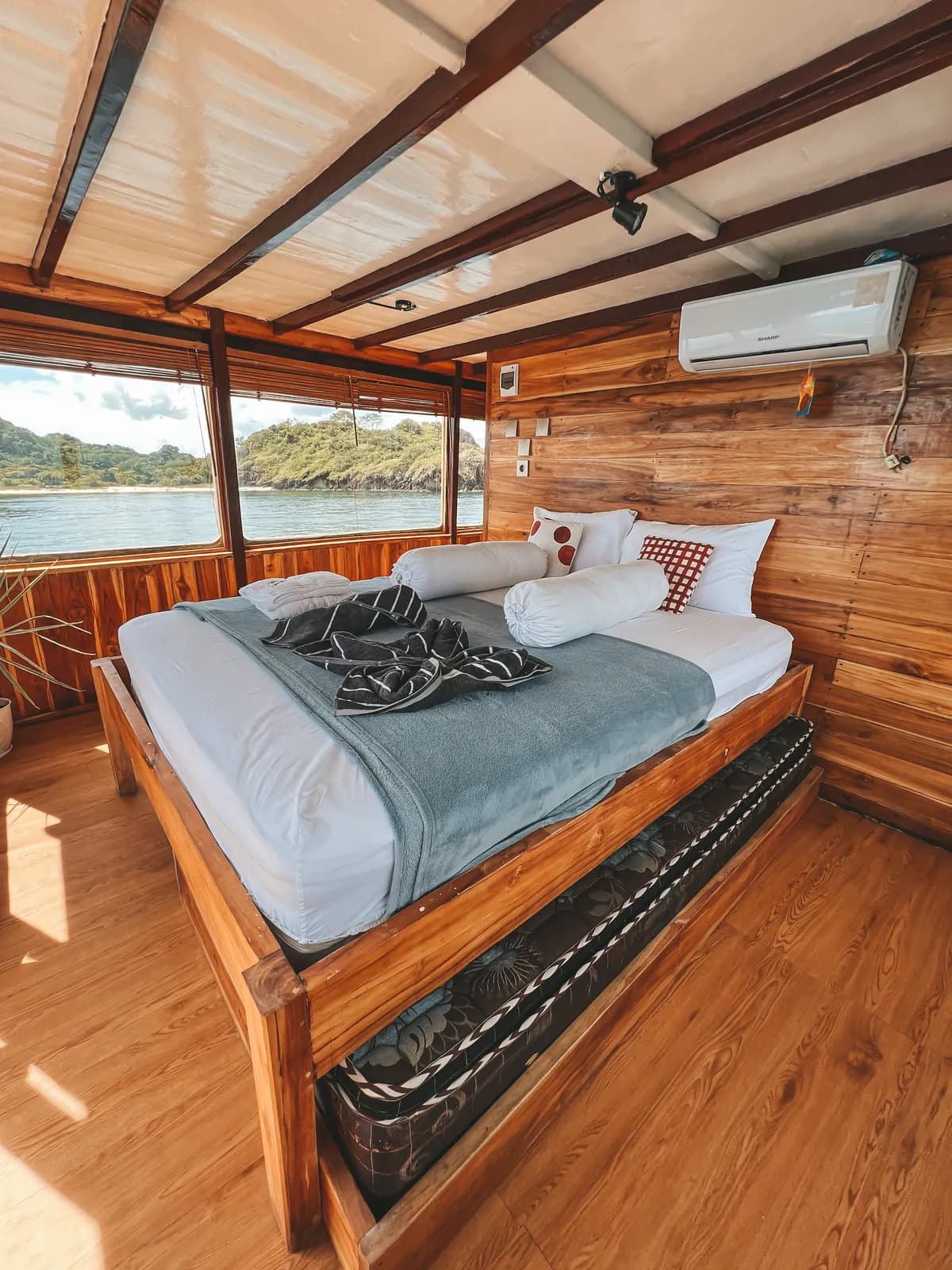 Manta Room - Komodo Labuan Bajo Phinisi Boat Cabin