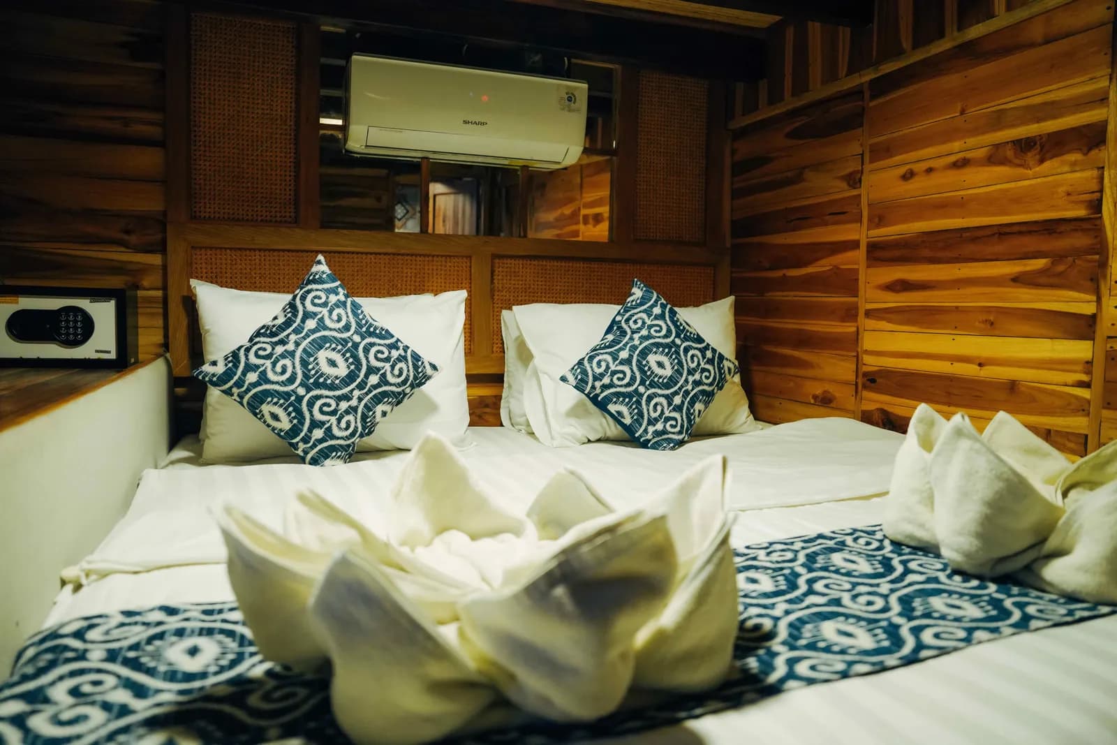 Deluxe Cabin 2 - Kabin Kapal Phinisi Komodo Labuan Bajo