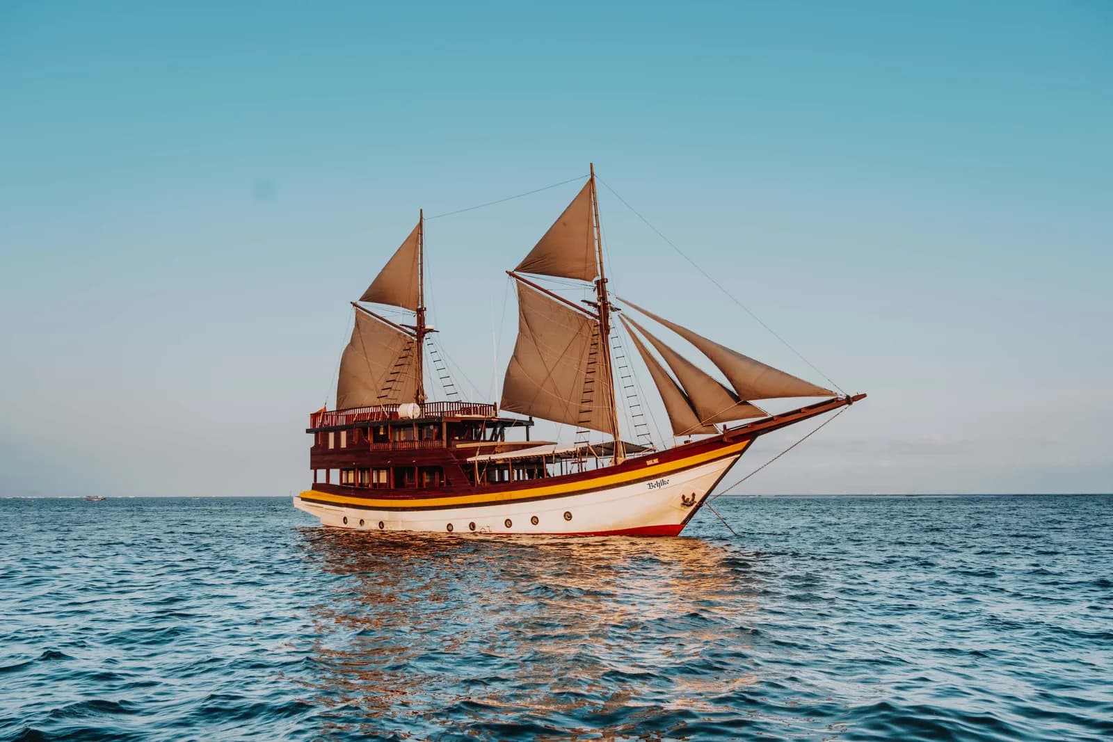 Tour Komodo 3D2N - Behike Luxury Phinisi - Tour en barco Phinisi Komodo Labuan Bajo