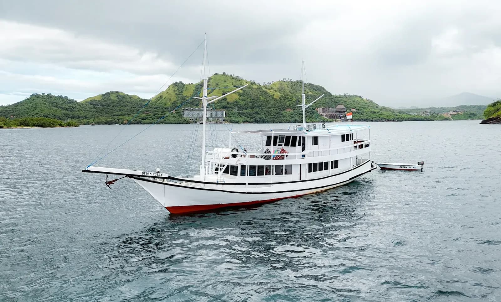 Chárter Privado – Deden Putra - Tour en barco Phinisi Komodo Labuan Bajo