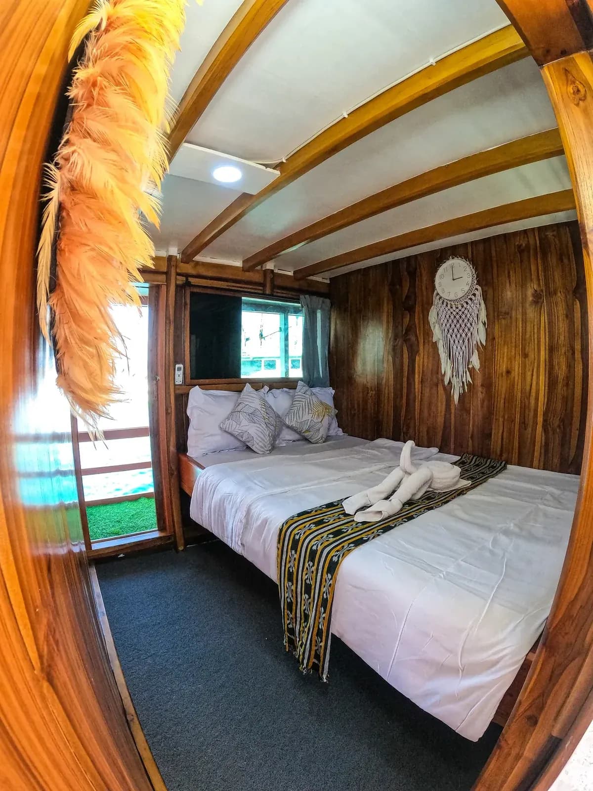 Tambora Cabin - Kabin Kapal Phinisi Komodo Labuan Bajo
