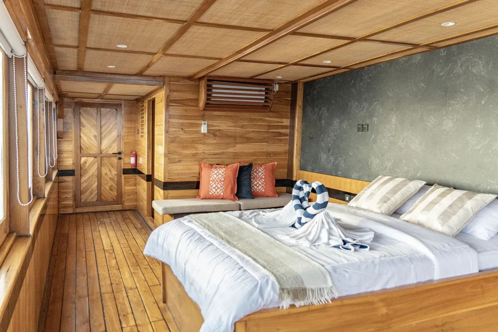 Royal Master Cabin - Kabin Kapal Phinisi Komodo Labuan Bajo