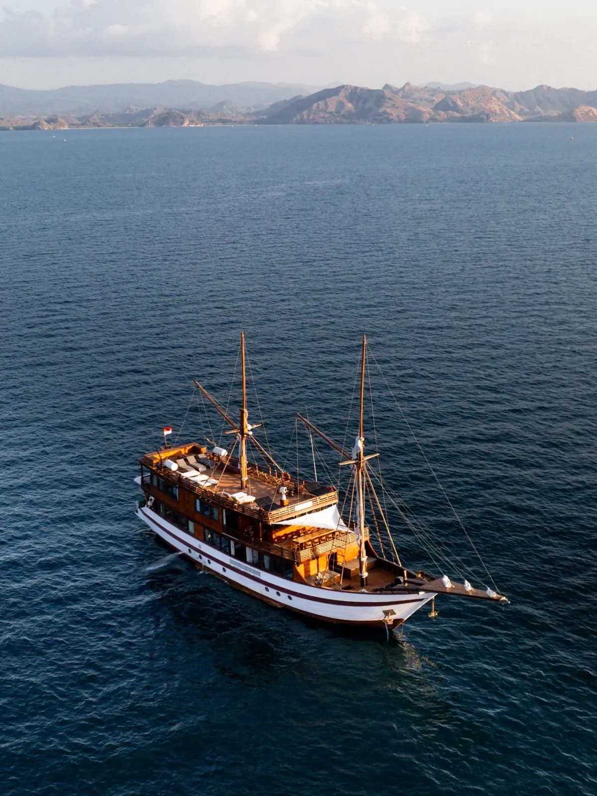 Charter Privé – Neptune - Circuit en bateau Phinisi Komodo Labuan Bajo