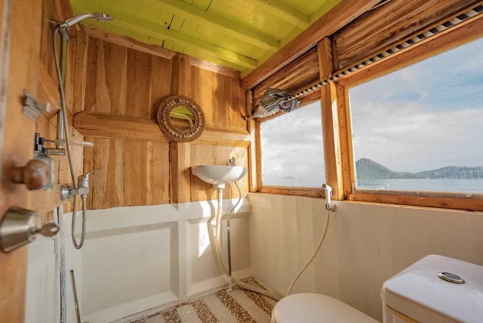 Full Ocean Cabin 2 - Komodo Labuan Bajo Phinisi Boat Cabin