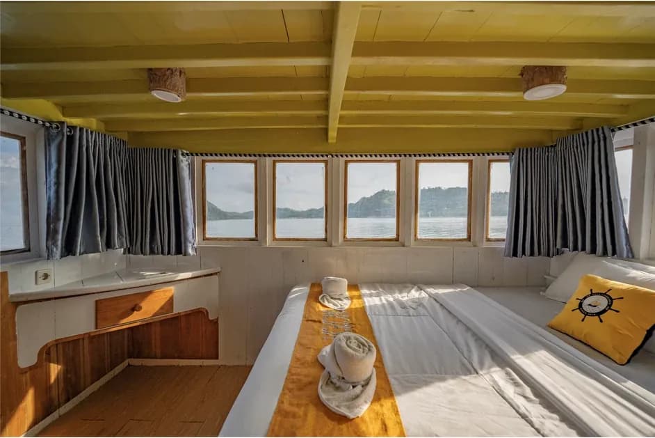 Master Cabin - Komodo Labuan Bajo Phinisi Boat Cabin