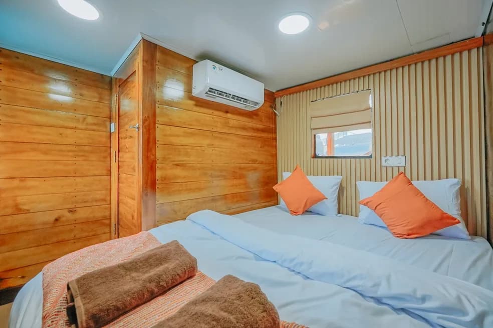 Deluxe Cabin - Kabin Kapal Phinisi Komodo Labuan Bajo