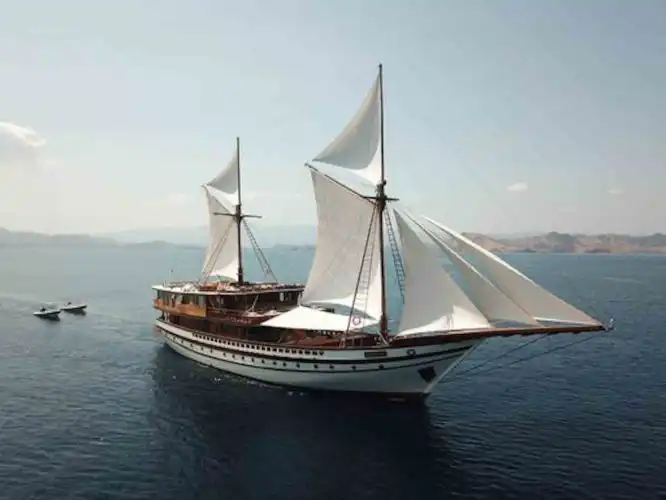 private trip komodo - prana by atzaro liveaboard - gambar 2
