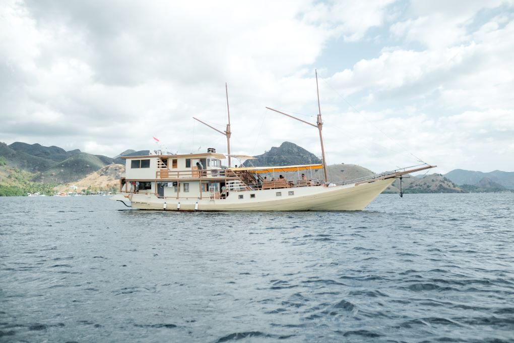 open trip sailing labuan bajo – komodo 3d2n | kapal phinisi almadira